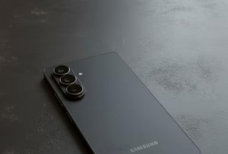 三星 Galaxy S26+ 手机实拍图曝光，感觉并没有特别意外，很保守 