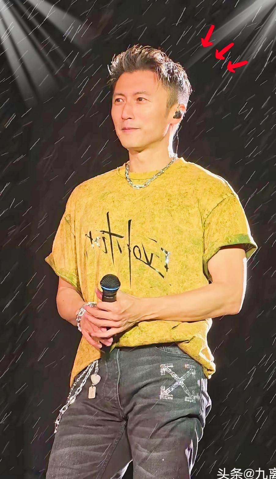 谢霆锋惊讶了，
品牌方也惊讶了。
他们都没有想到，广州演唱会居然是谢霆锋用的发胶