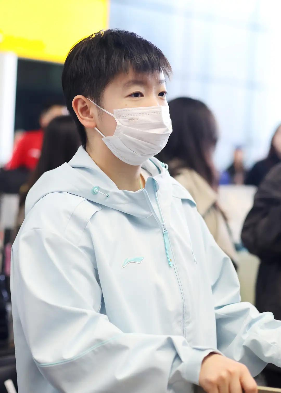 【历经12小时飞行，国乒团队第一批凌晨平安抵达伦敦，世乒赛今天正式开打】北京时间