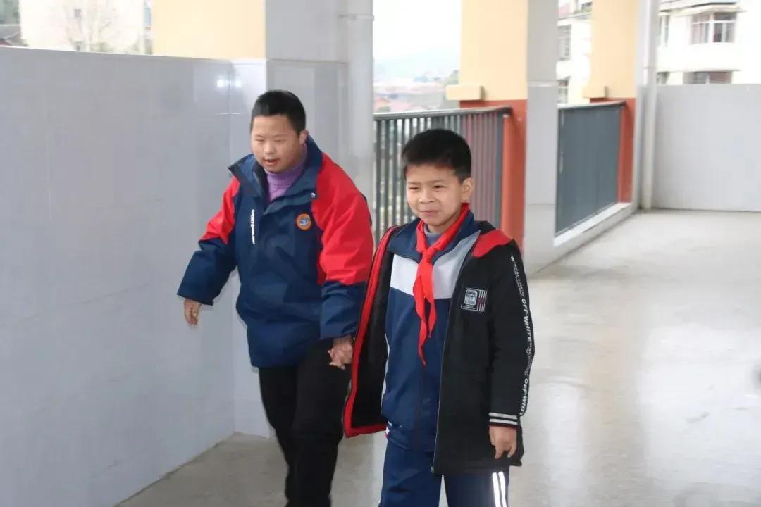 江西宜春一名 11 岁的特殊男孩入学读一年级，智力、语言都有障碍，连独立吃饭如厕