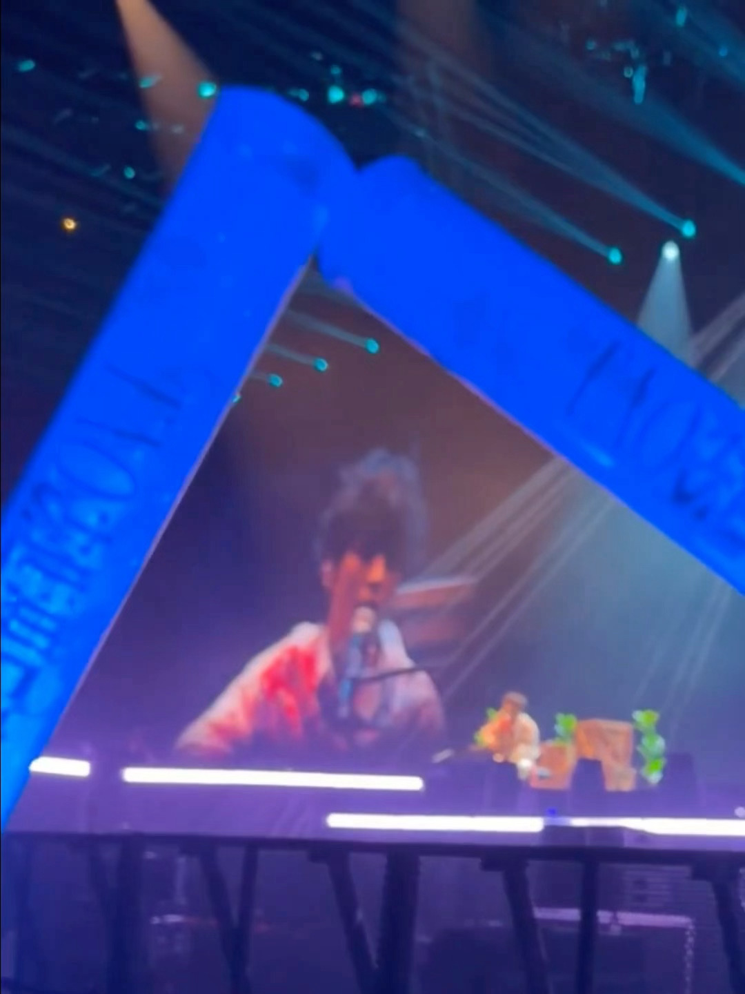 石郭拌饭cp  发现字没正对着镜头还超有仪式感的转过来的男子一枚 