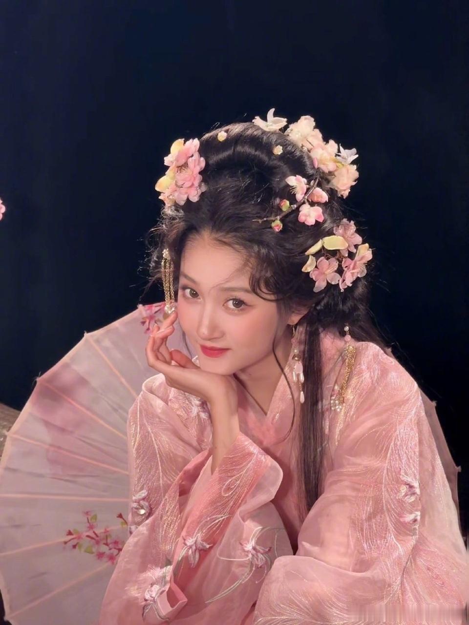 关晓彤[超话]关晓彤桃花live关晓彤桃花树下桃花仙 关晓彤桃花树下桃花仙，好漂