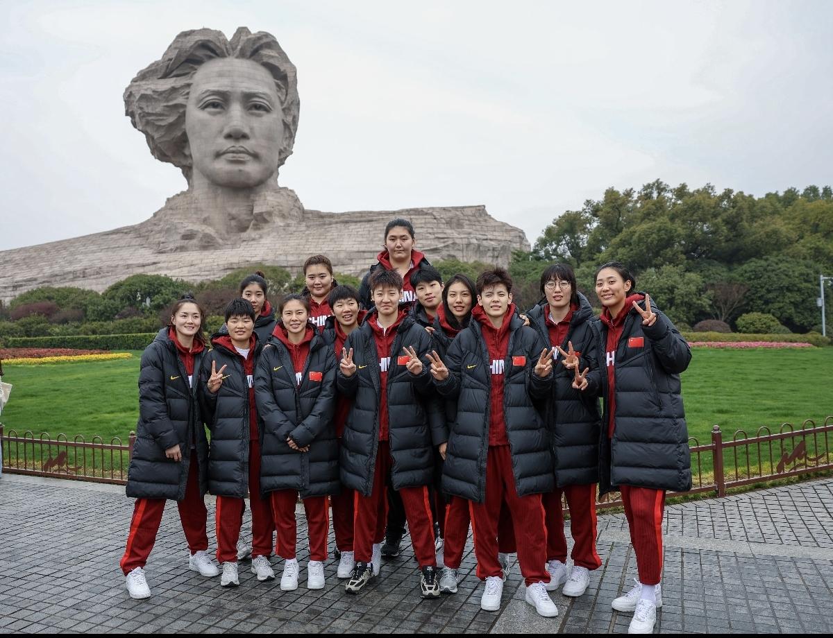 2米16王治郅和2米26张子宇同框！

近日，中国女篮在湖南长沙打比赛，在间歇期