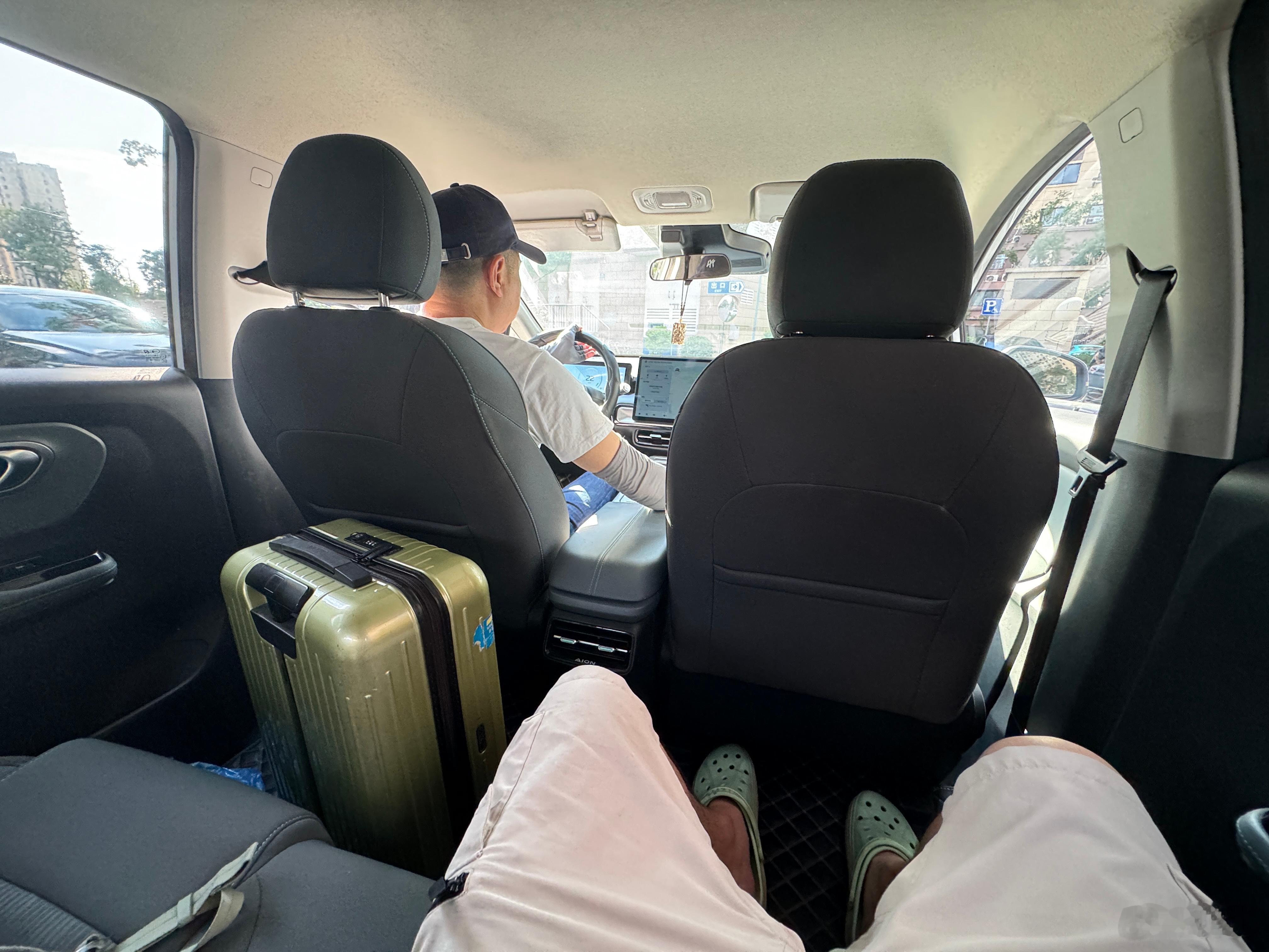 今天打车打到广汽埃安V Plus，果然非常适合做网约车…我随身携带的行李直接往后