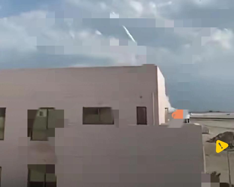 美军海马斯从巴林麦纳麦发射导弹袭击伊朗，被当地民众全程拍下，伊朗反击巴林，完全合