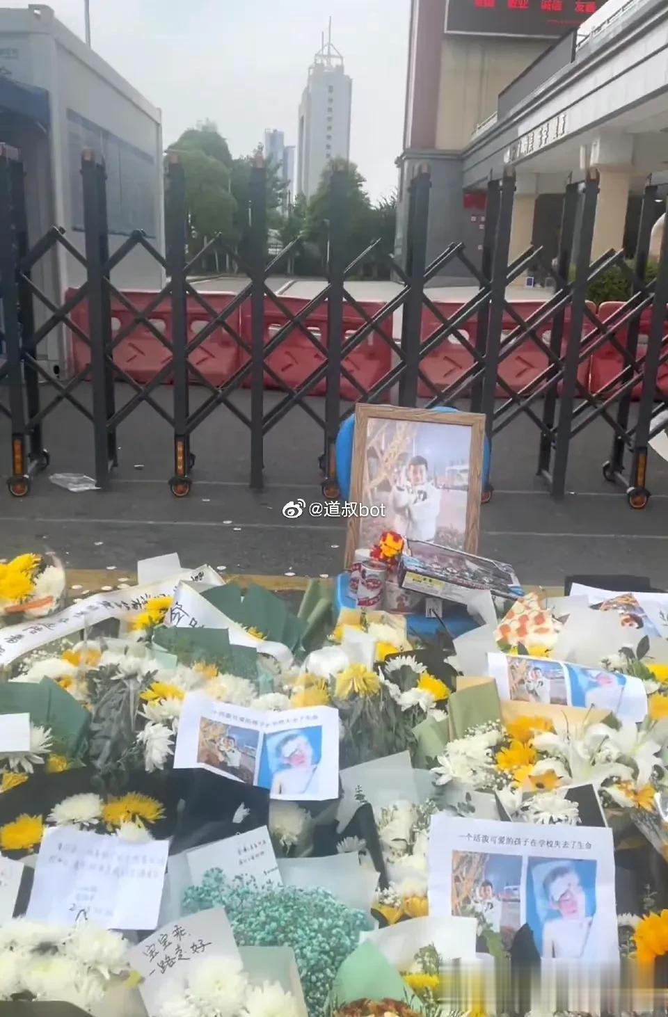 家属正在安排被撞小学生母亲后事！   

5月23日，武汉市汉阳区某小学一年级男