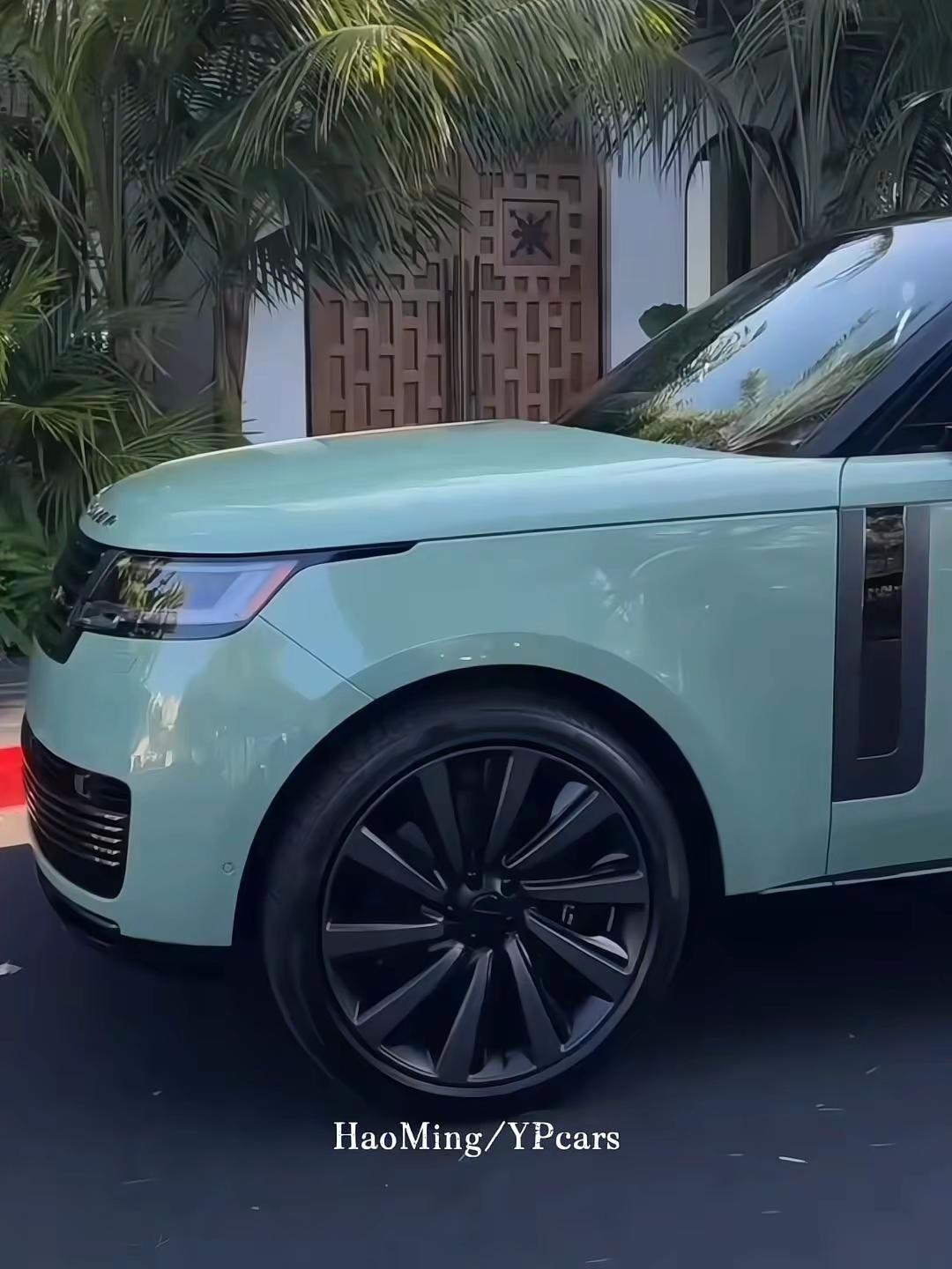 路虎揽胜 绝对有他自己独特的气场与尊贵 你觉得这款怎么样？晒出你的爱车 路虎揽胜