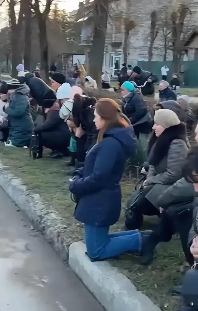 三年战争，乌克兰千疮百孔，到最后却沦为大国的玩物！
死了40多万人，欠了美国50