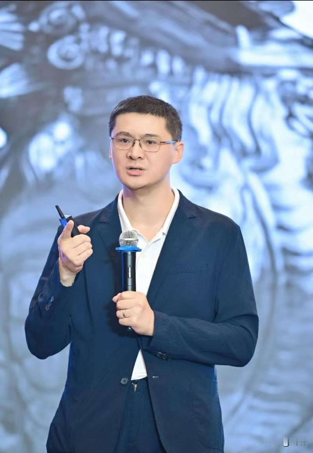 罗翔老师曾说过一段令人深思的话：
“在监狱里关的，
多数并不是十恶不赦、
大奸大