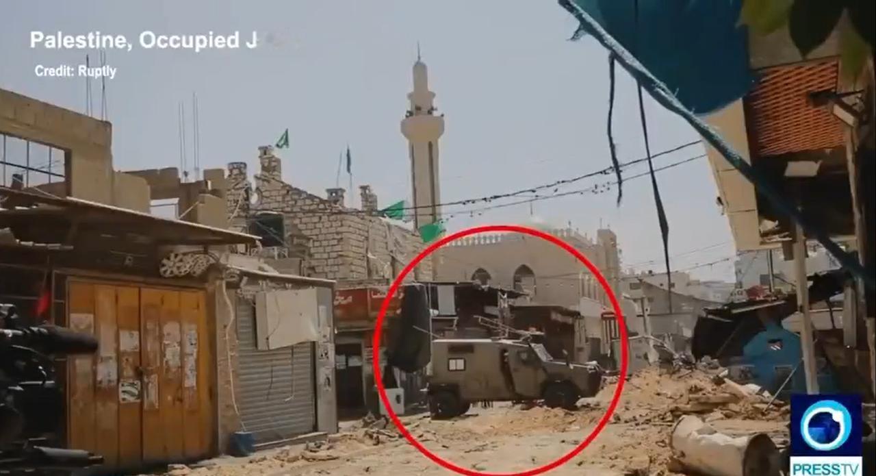 2026 年 1 月 4 日，在约旦河西岸杰宁，一名以色列士兵从一辆军车上向 A