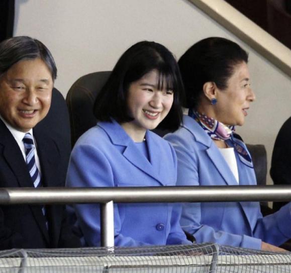 雅子皇后和爱子公主，观看‌比赛，日本队对澳大利亚队。
母女两人身穿亲子装，一同亮