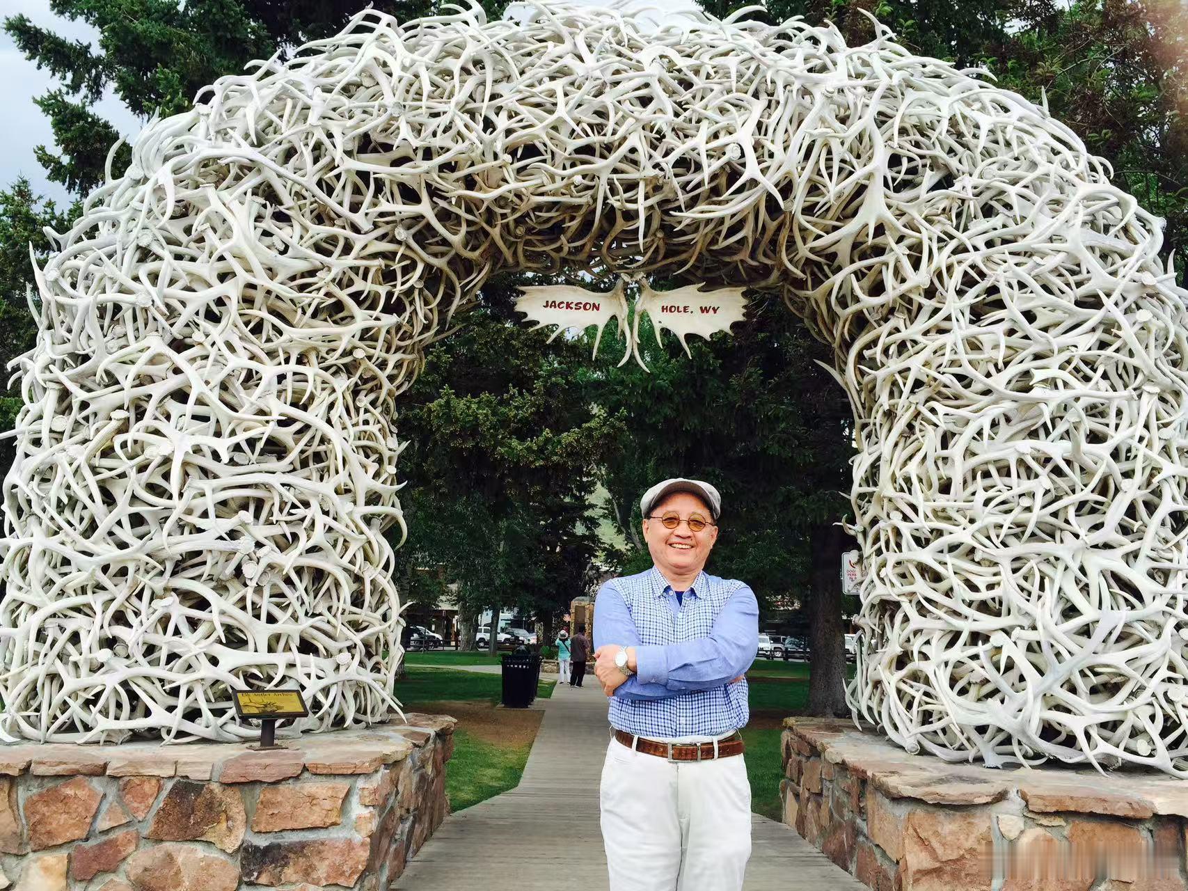 “在同一片土地上，仿佛有两种不样的人生，就像是平行宇宙一样。”“人间之后是梦间，