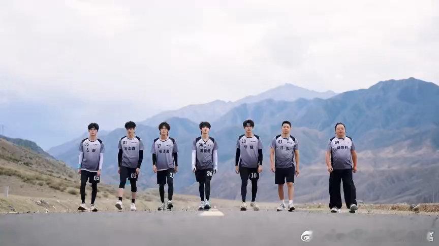 TOP都穿长裤不告诉朱志鑫谁懂这个名场面！大家默契统一装备，全都穿长裤，唯独朱志