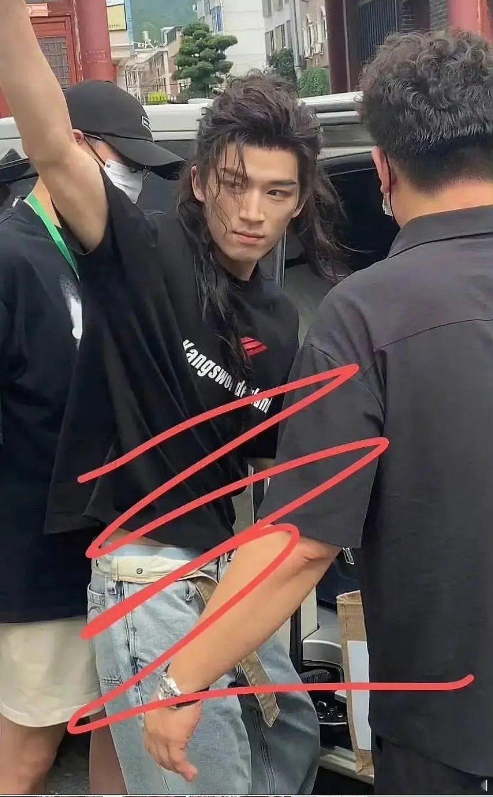 范丞丞王星越谁的裤子更脏人眼睛 ​​​