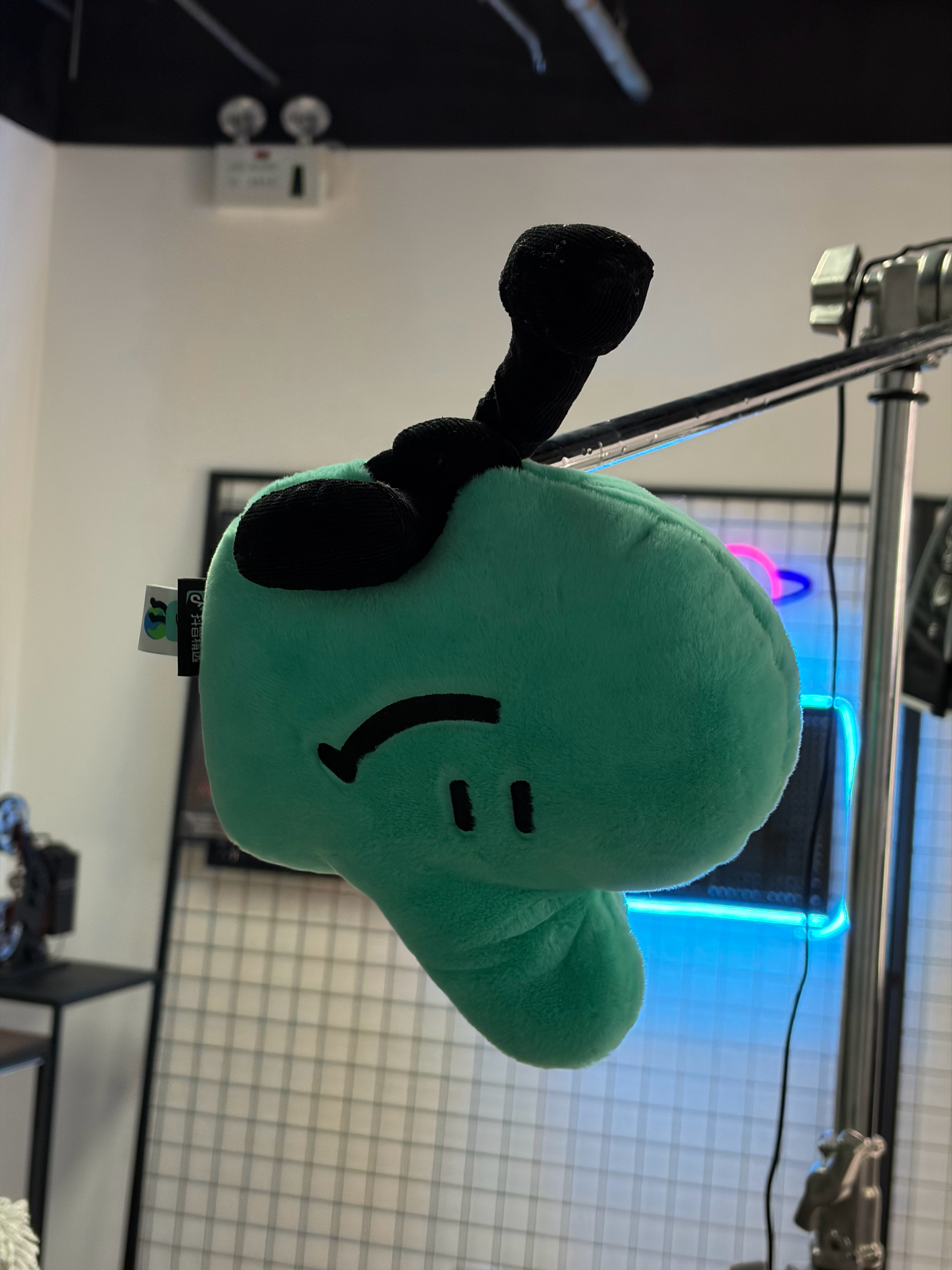 同事怕脚架的横杆磕头，在上面绑了个娃娃我刚开始没弄明白咋绑上去的，结果发现是把它