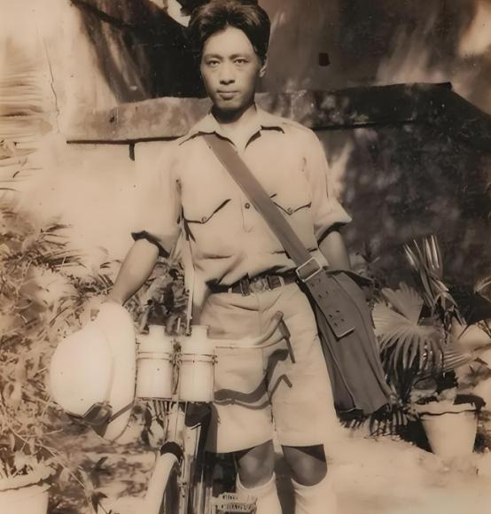 1933年，希特勒亲自接见了一位推着破旧自行车的中国青年，并在他的纪念册上郑重签