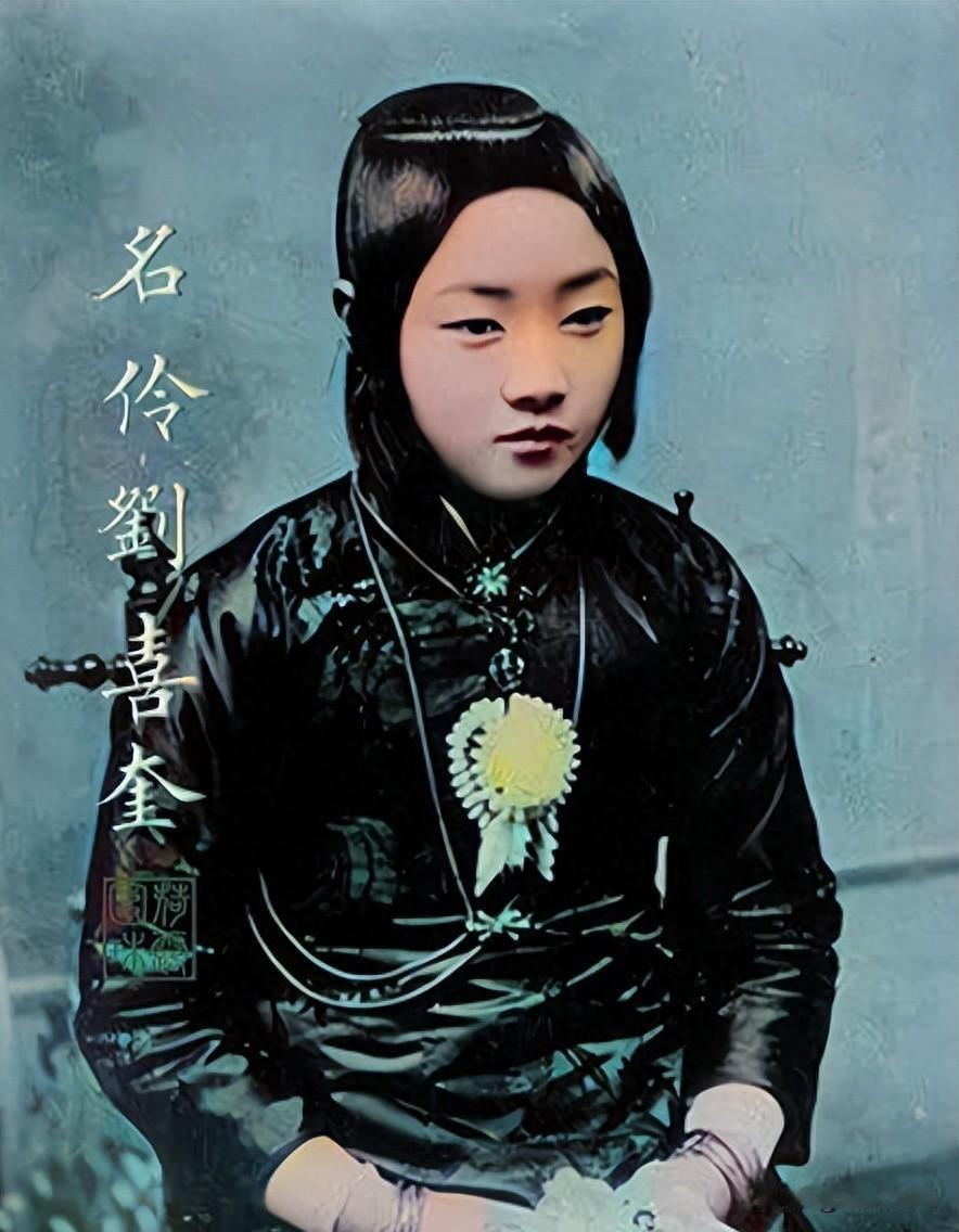她不是被捧出来的“美人”，而是自己一步步走出来的“人”。
最近翻了些老资料，才明