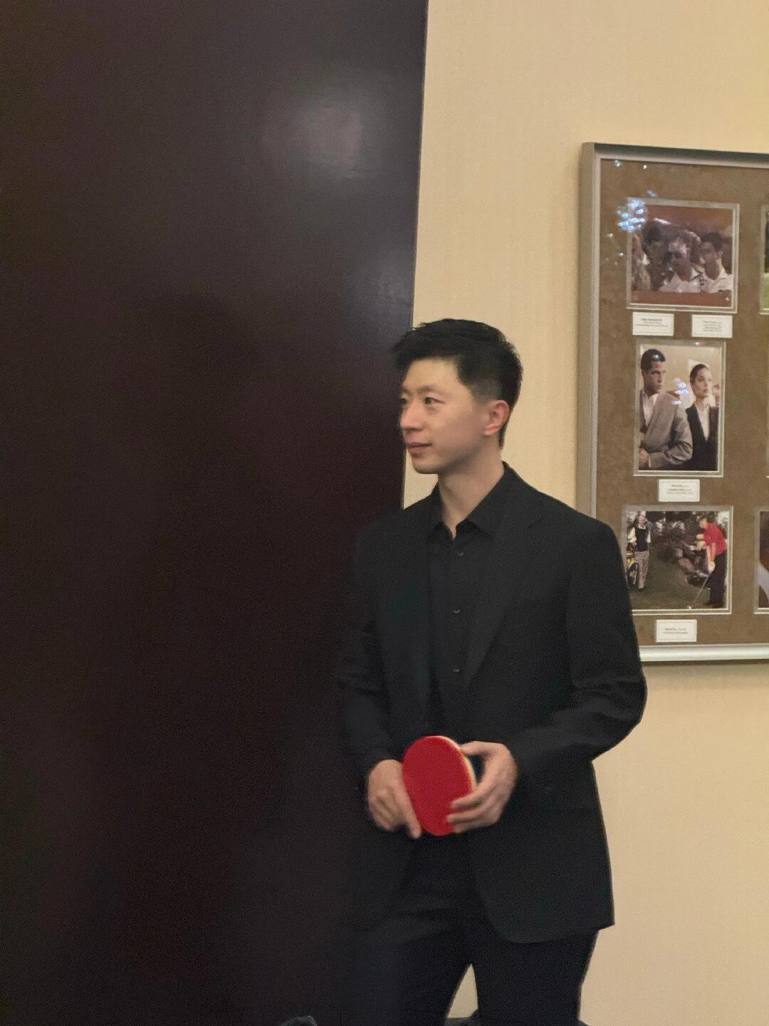 马龙穿西装打乒乓球 会打球的人里面穿西装最帅的西装男里面打球最厉害的 