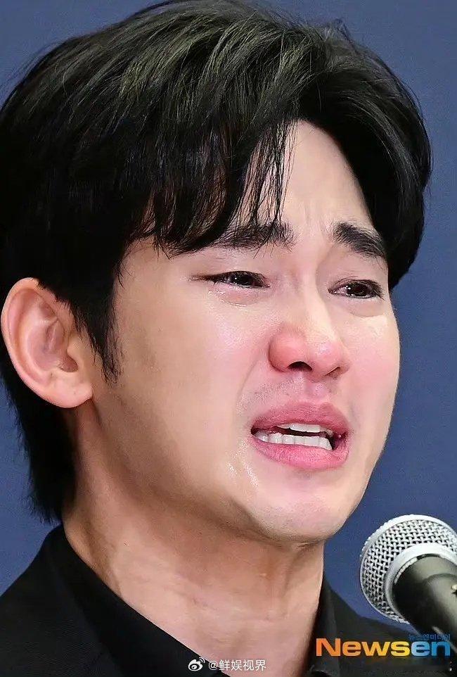 金秀贤故意没刮胡子金秀贤胡子金秀贤是懂营销的！全妆、发型精致得不像话，配上一脸胡