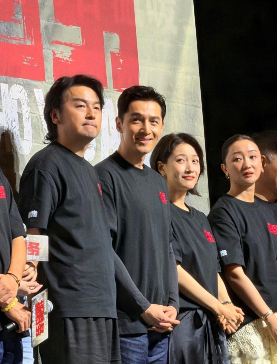 韩红 走个面儿韩红让大家走个面去看冯小刚新片《抓特务》，还为老友冯小刚新片《抓特