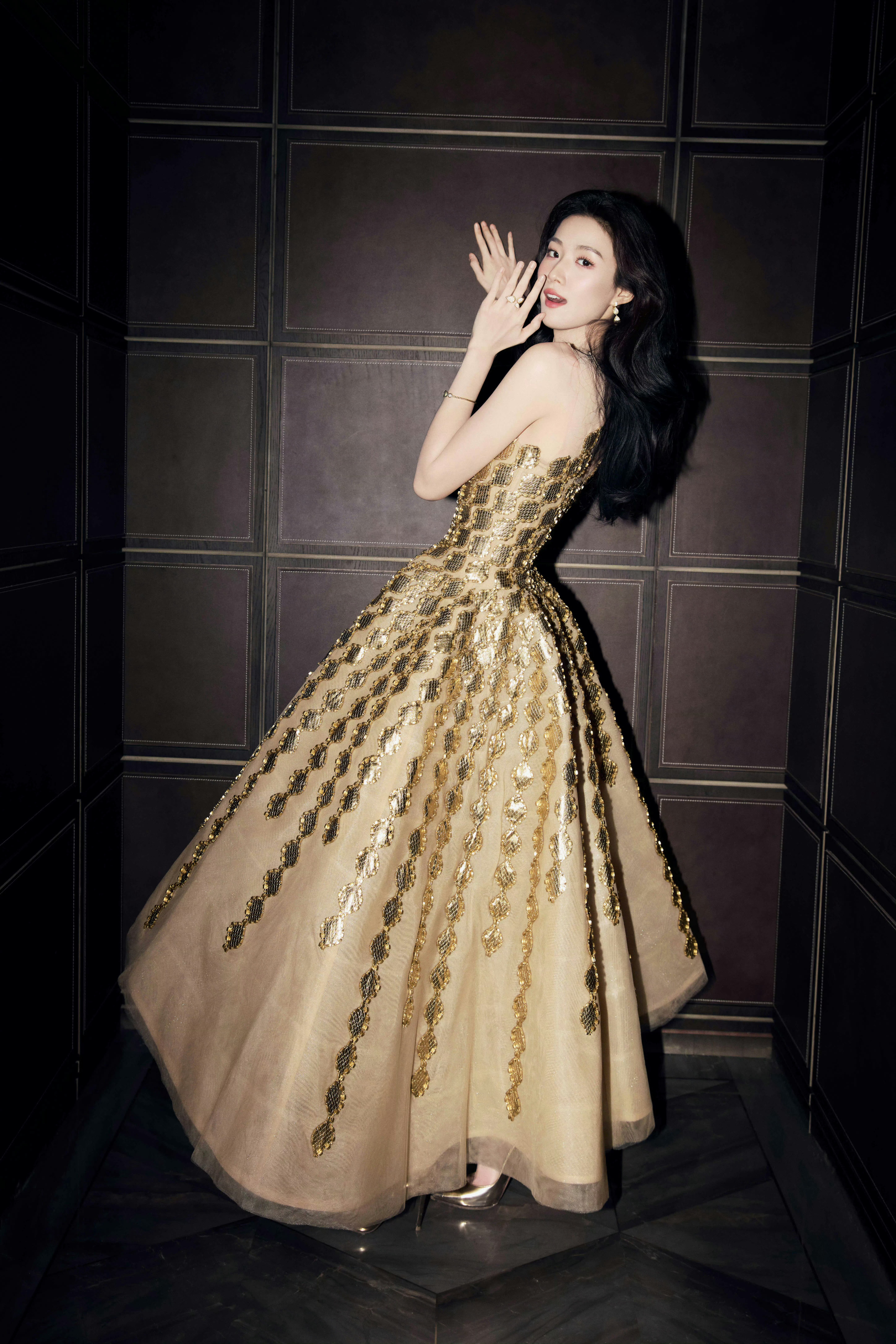 卢昱晓 x 金色礼服美如画✨卢昱晓美人闻香