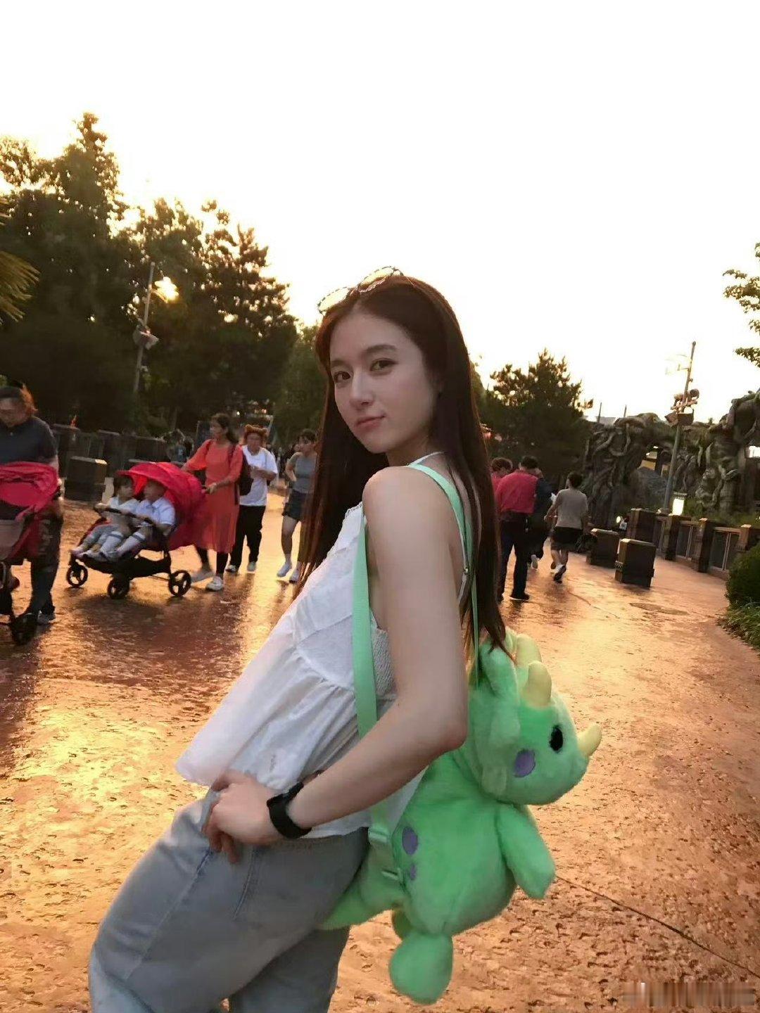 李兰迪从高中就开始做手账 一边拍戏辗转各个剧组，闲暇就写手账，用来消解忙碌工作带