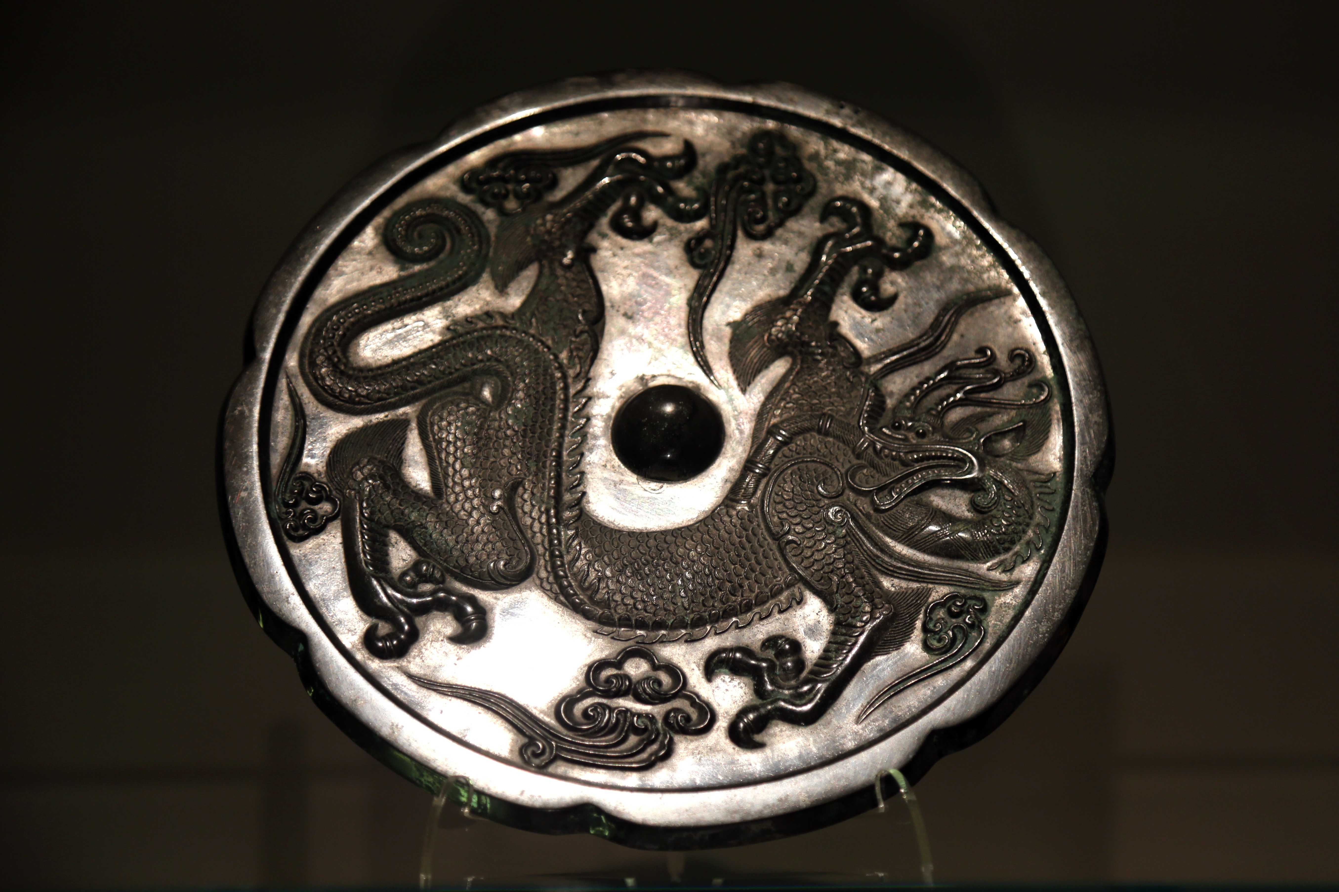 英国Compton Verney美术馆藏唐代龙纹镜 