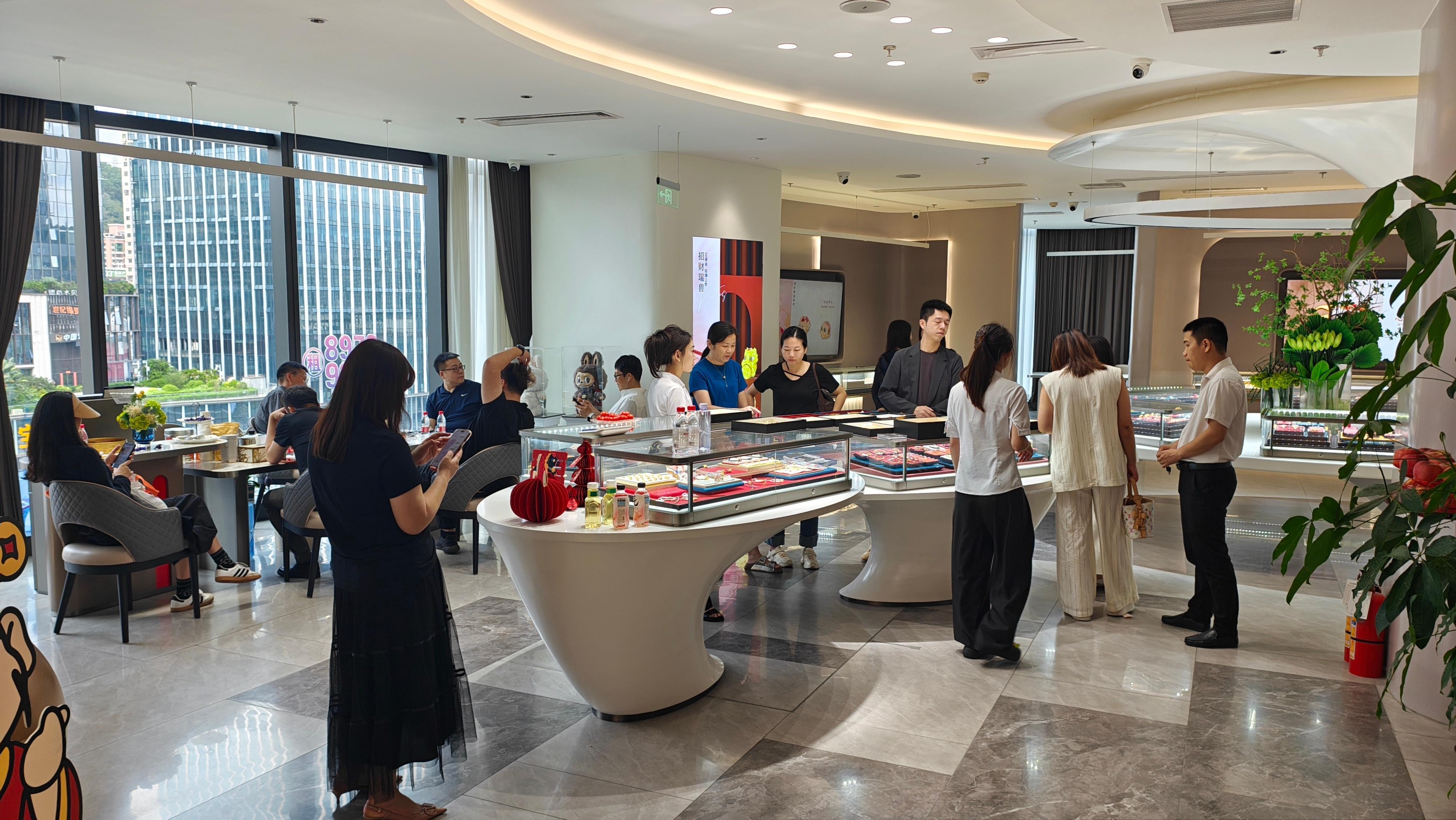 抽空回深圳一趟，公司展厅客户越来越多了，我可以安心冲北京车展啦。Nicklife