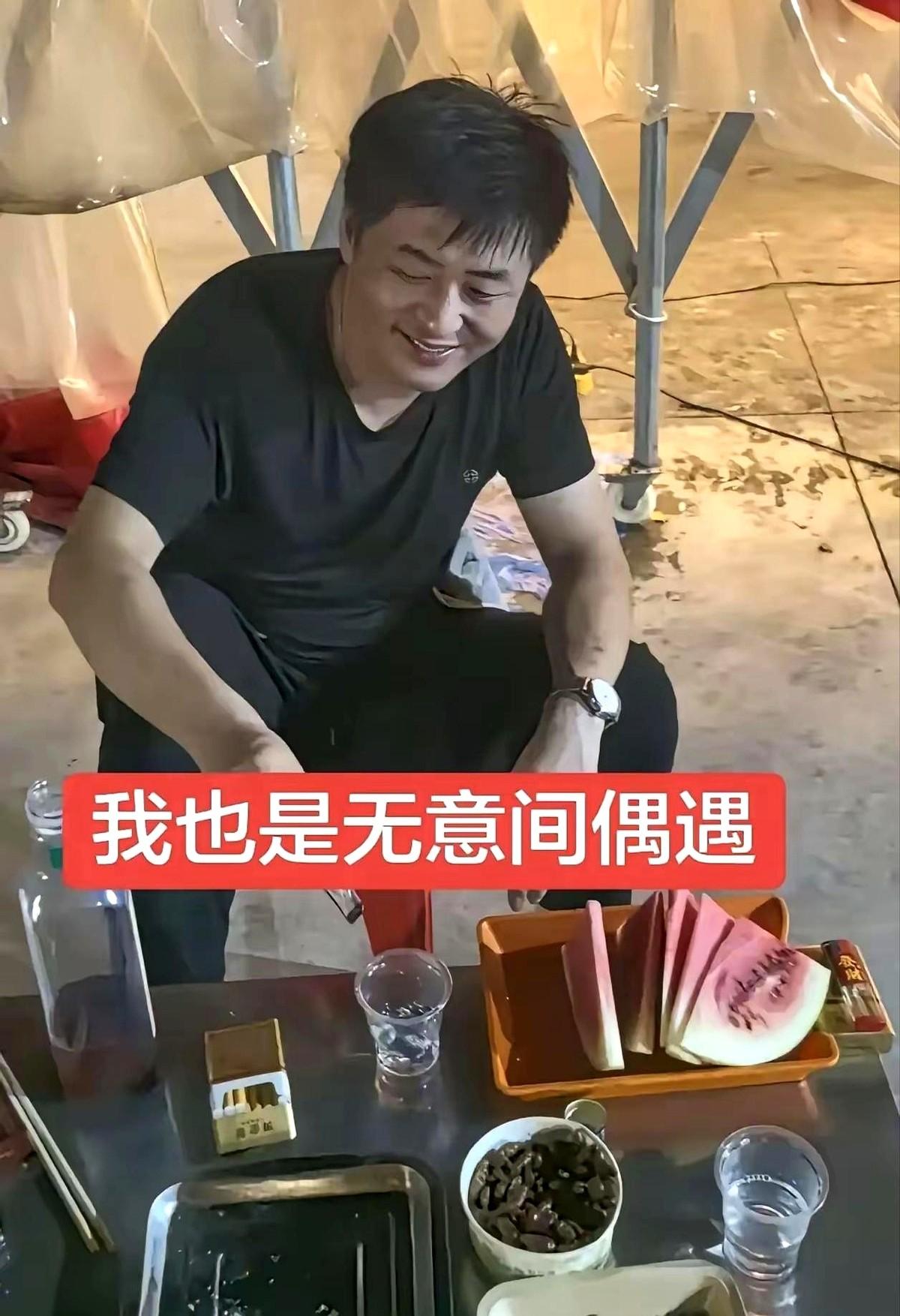 一个烧烤摊，最近把不少人看安静了。
河南平顶山的陈杰，突然火了，直播间一度冲到8