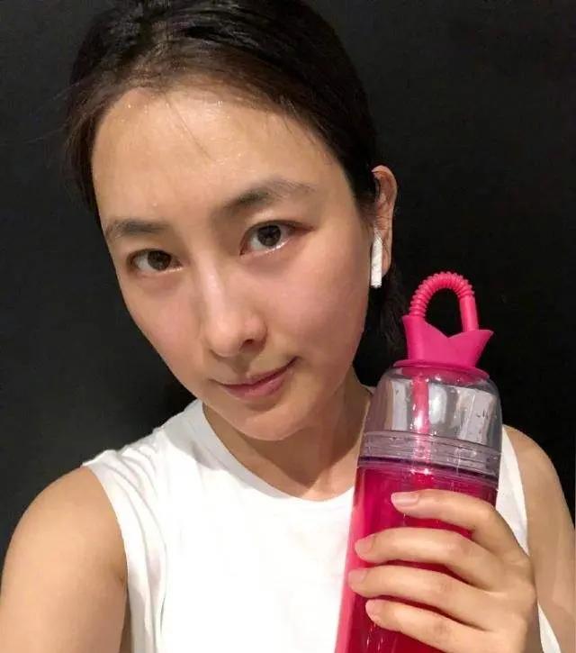 45岁的马苏压根不需要婚姻来证明什么，因为她早就把自己活成了最硬的底牌！
202