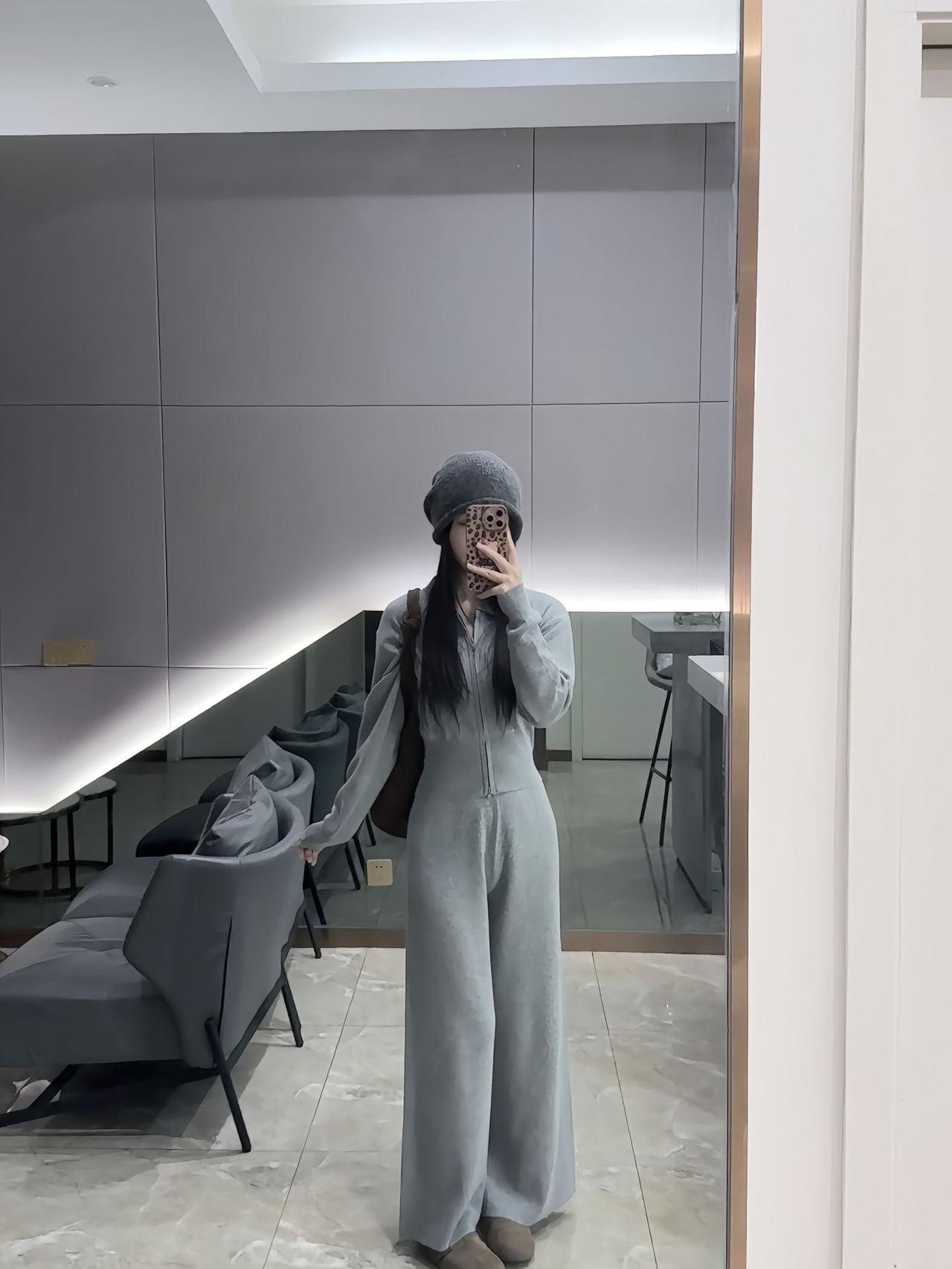 分享一下单身女设计师工作的一天💼
早上八点钟起床～  
 刷牙洗脸
先喝一杯热