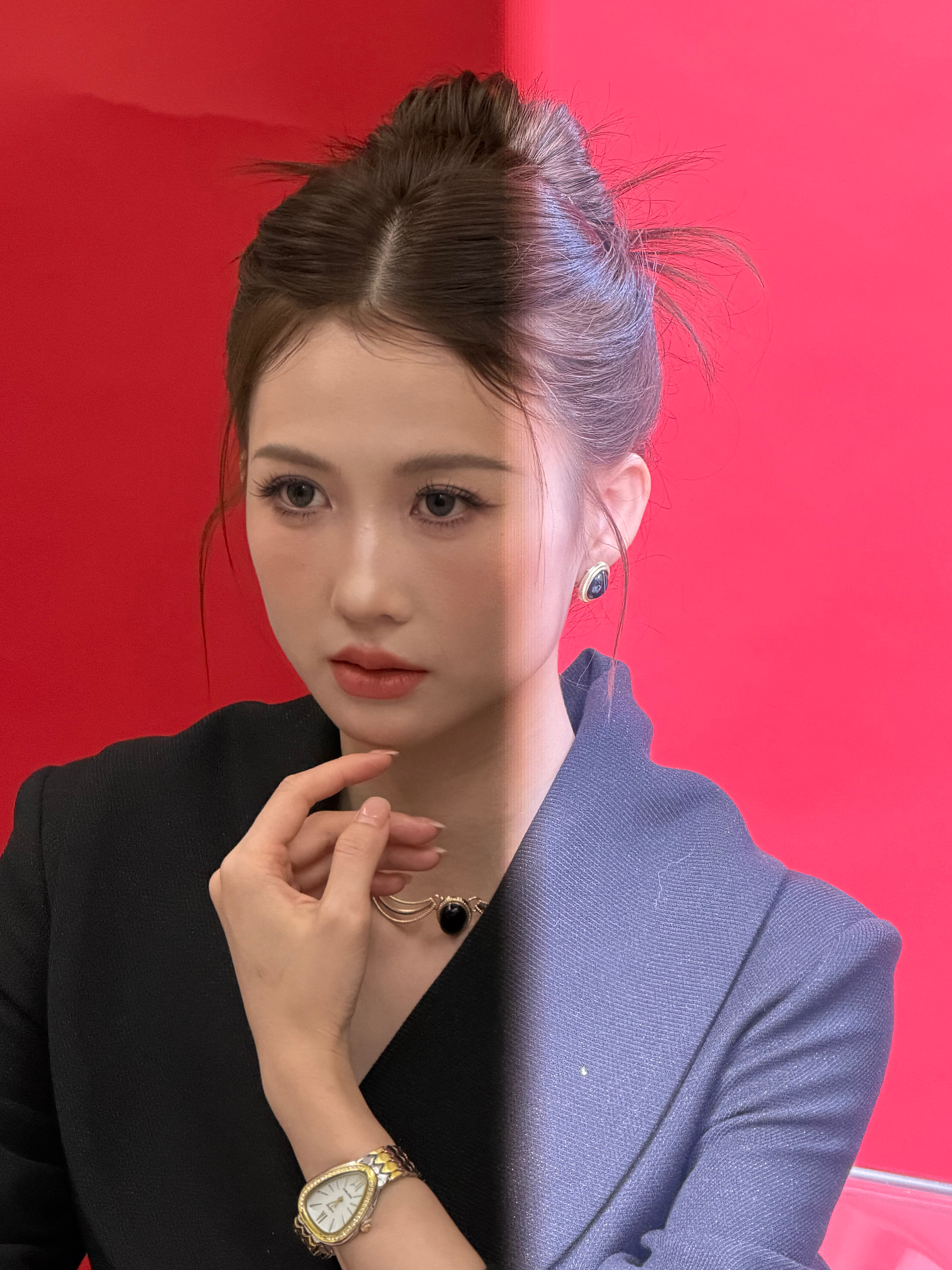 女孩 努力克服每个想要依赖别人瞬间 