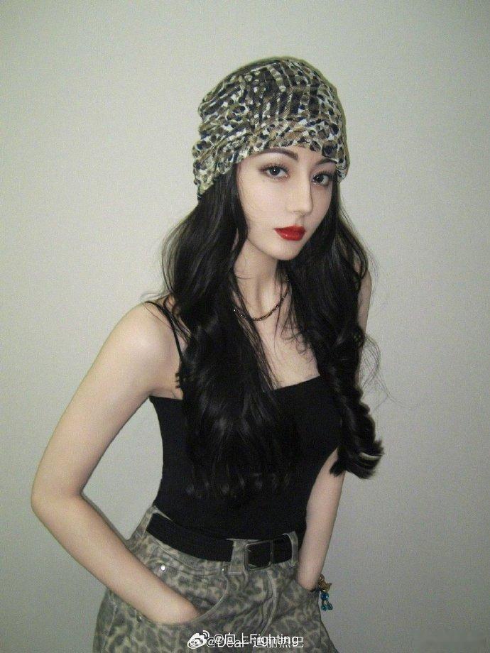 #迪丽热巴豹纹look# 角落里发现辣妹不是感性是性感的豹纹[哇] ​​​
