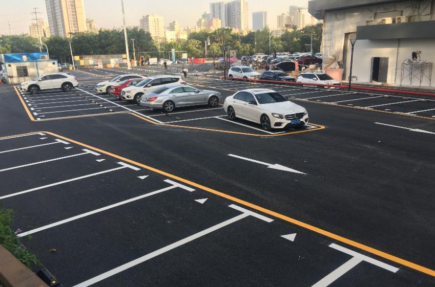 最近在北京多个停车场能看到同一个画面：六座、七座新能源SUV倒进车位后，两侧车门