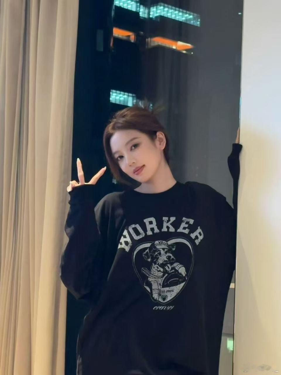 何瑞贤长发vs短发 长发短发各有韵味，何瑞贤总能给人眼前一亮的惊喜！美女多多拍戏