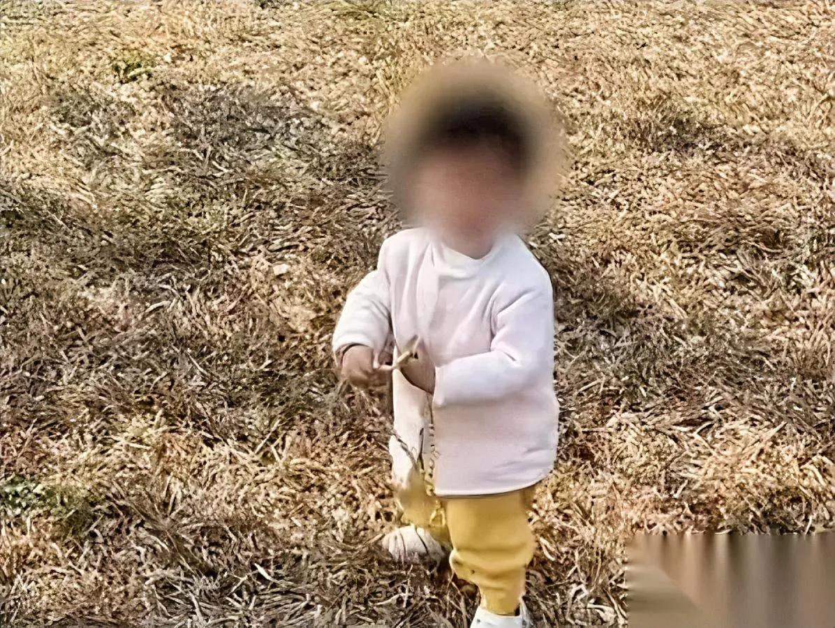 佛山2岁娃捡了个“大宝贝”

甩着玩的链子，居然值7万？

18号唐爸爸带女儿去