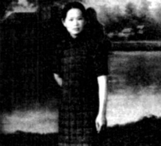 李六如的妻子是王美兰，原名宁景英，江西永丰人，1913年出生 。
 
她是革命女