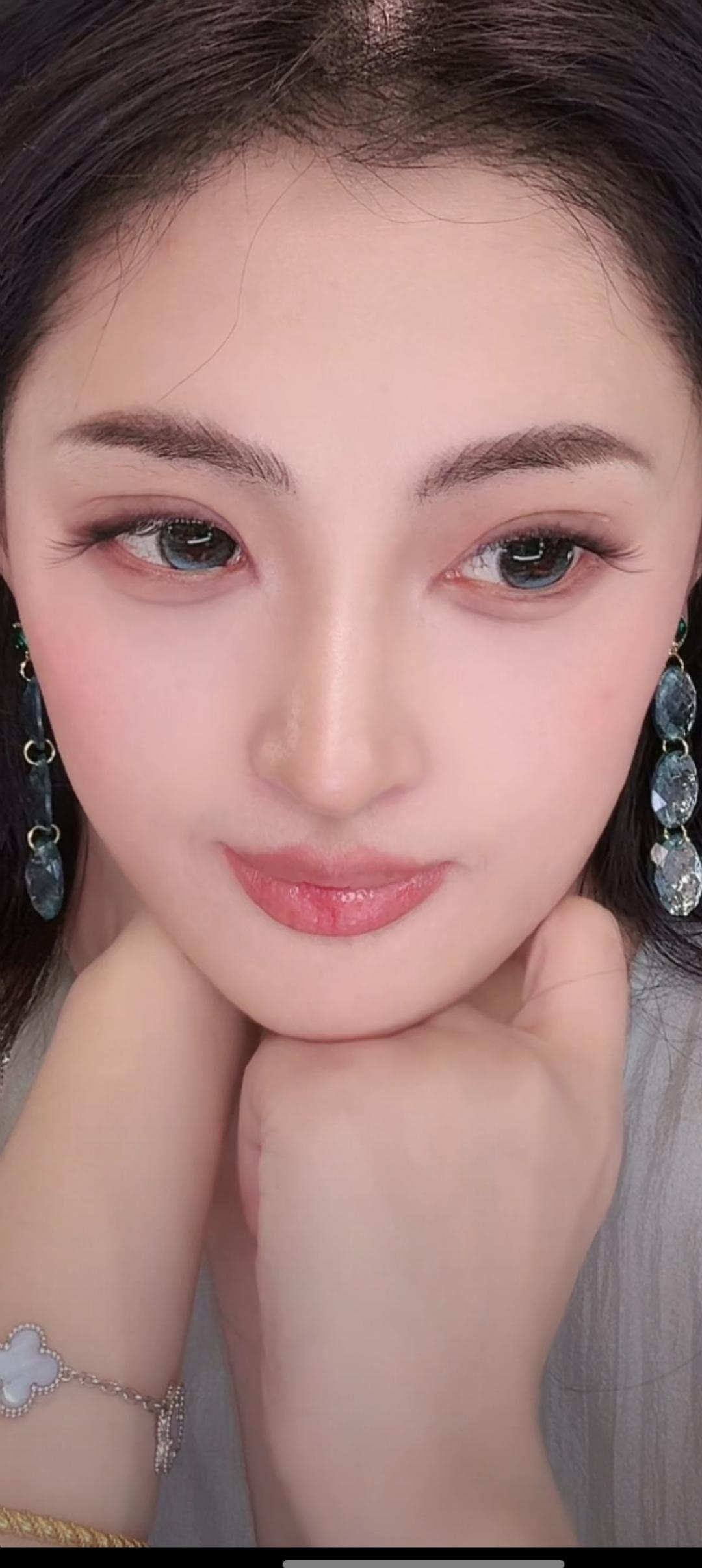 这姑娘戴着漂亮的长耳环。