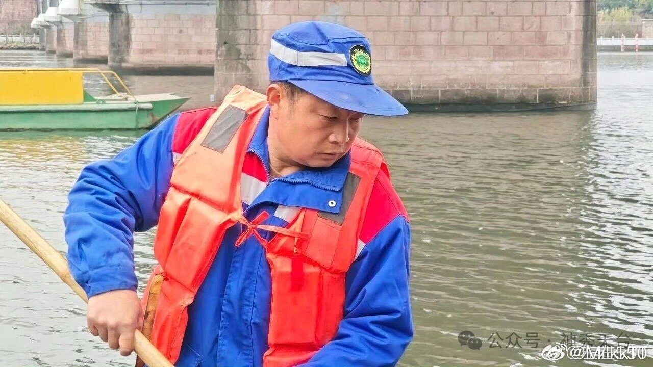 台州这位保洁员三次救人不留名十年撑排护清流，三赴险境救生命。天台河道保洁员周孝长