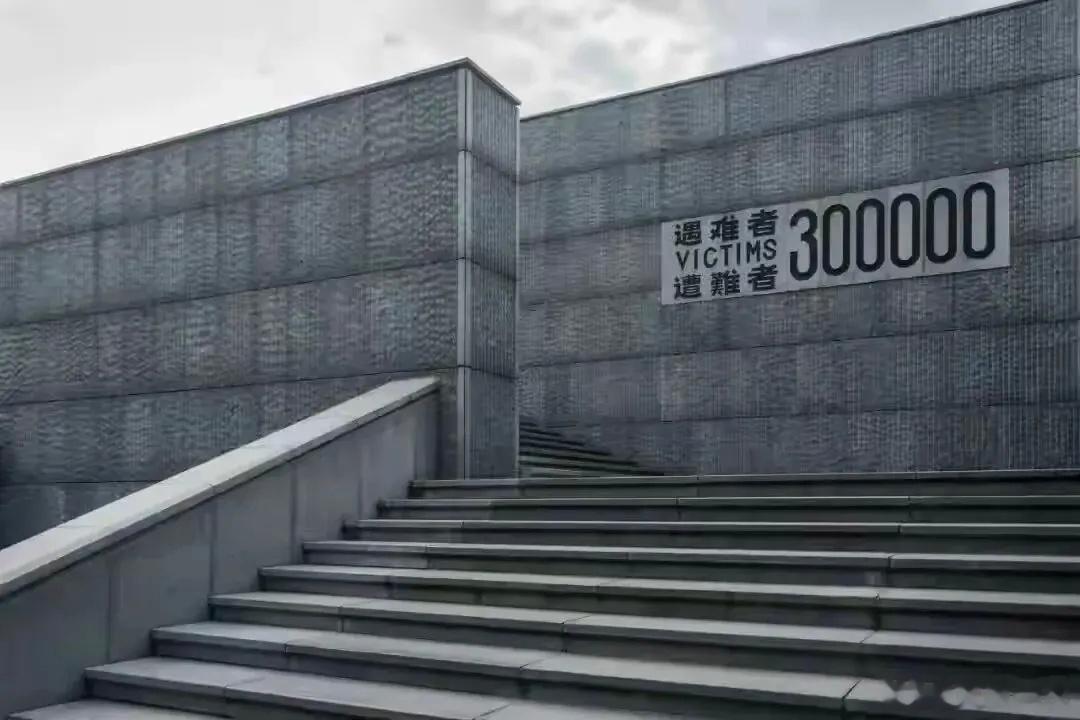 高市早苗在澳大利亚下跪献花谁来把高市早苗在澳洲跪拜图像，PS到南京大屠杀遇难者图