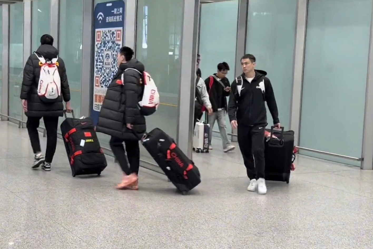 中国男篮出色完成世预赛第二阶段比赛！今天上午，赵继伟随国家队返回北京，大家辛苦了