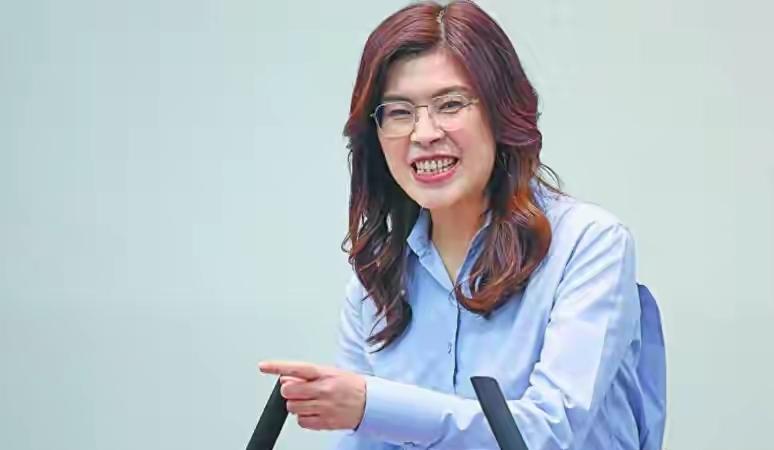 嘴上喊和平，手里捅刀子！郑丽文这出戏，该收场了

说一套做一套的政客见多了，但像