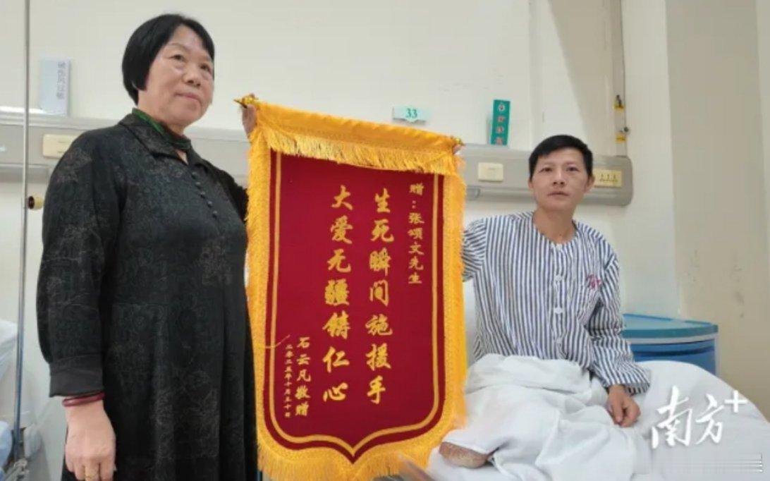 据南方+客户端11月11日报道，10月30日凌晨1时许，韶关市沙洲尾一处路口，市