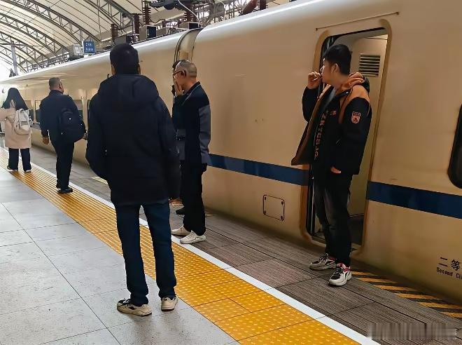 官方通报女子劝阻男子吸烟引争执 高铁站台禁烟，为何难以推行？去趟日本就都老实了.