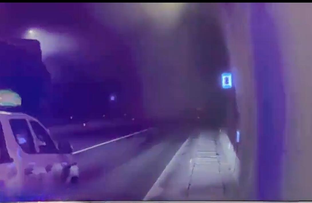 4.8公里隧道，浓烟封路，98人被困。就在这生死一线，他们却一头扎进了“鬼门关”