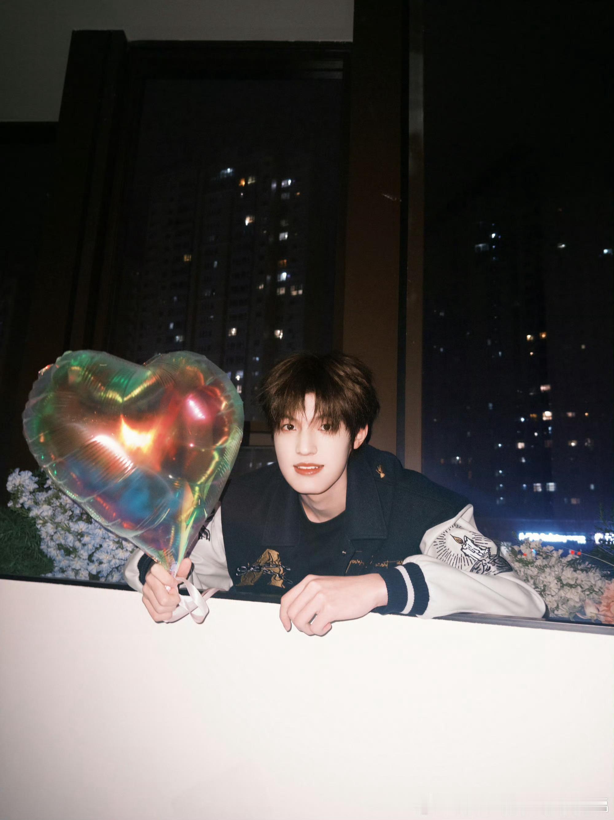 张泽禹撑伞照张泽禹反差这一块 张泽禹撑伞照，反差太大了小宝 