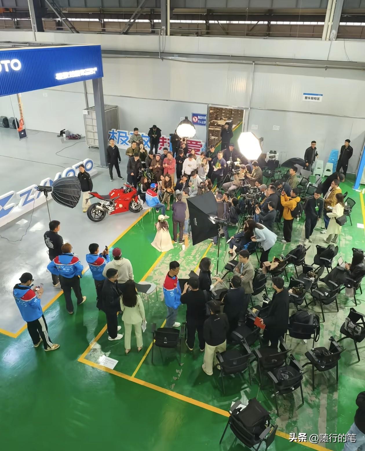 这是张雪机车夺冠之后，前来采访的记者在排队轮流想采访张雪的场面，这与他在2006