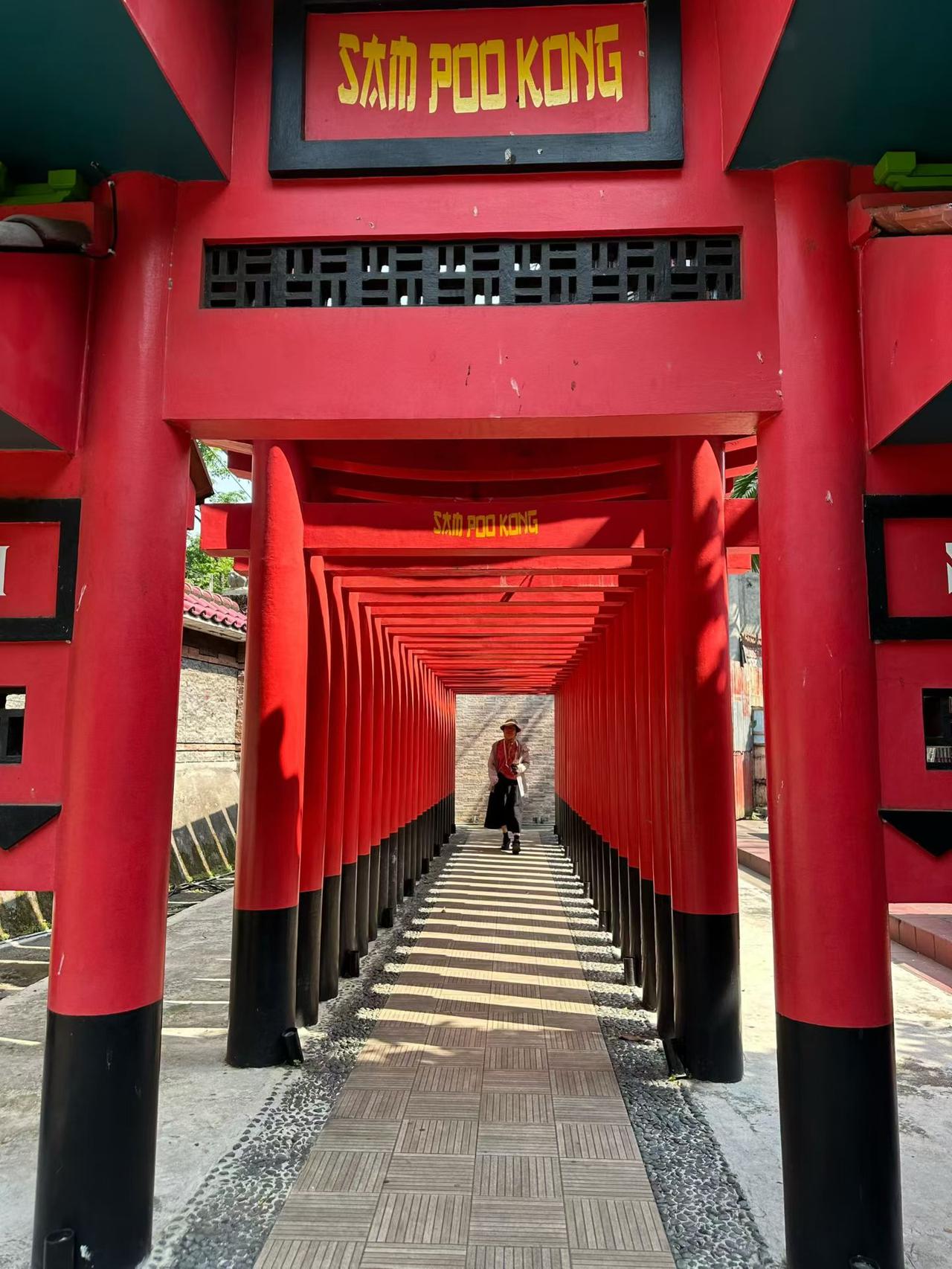 三宝垄三宝庙印尼行之三宝垄三宝庙。原来此地地名为“垄”，后来为三宝建庙又称三宝庙