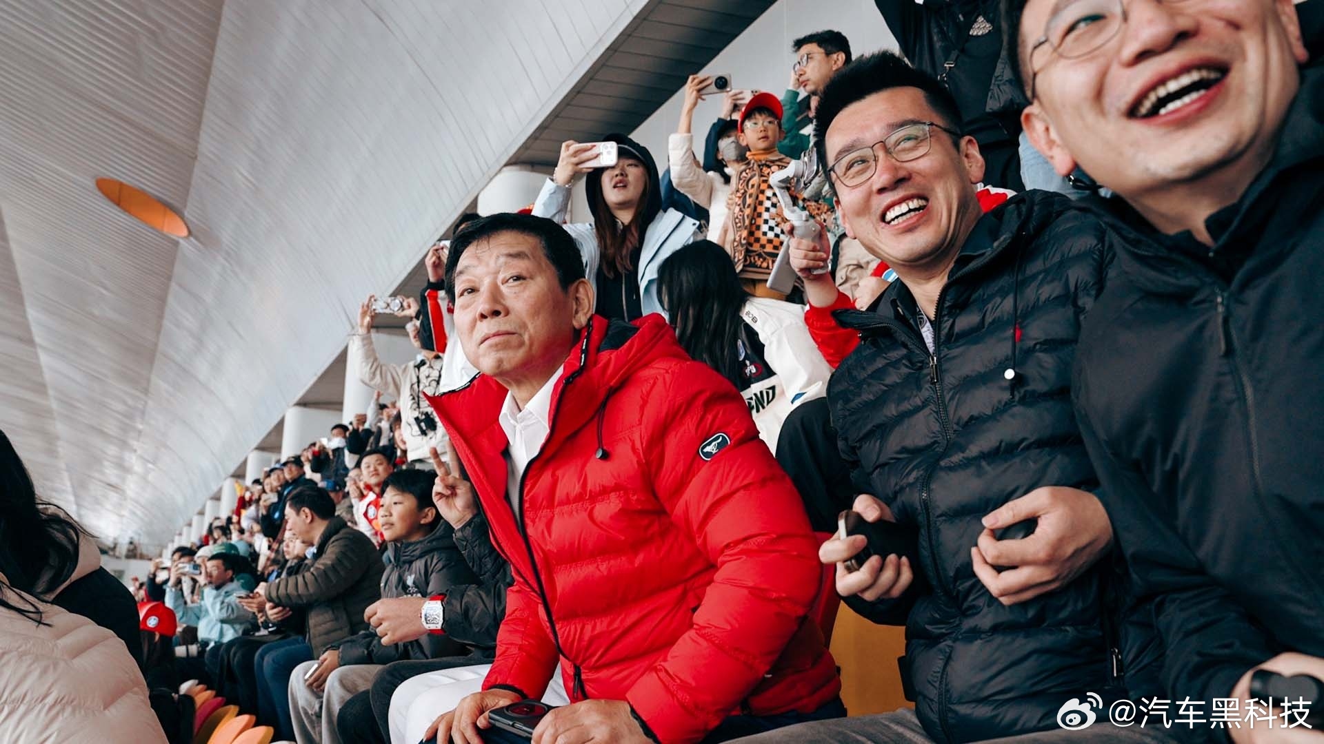 魏建军现身f1 魏总 × 超豪BG宋东先并肩观赛对话FIA主席、冠军车手张臻东长