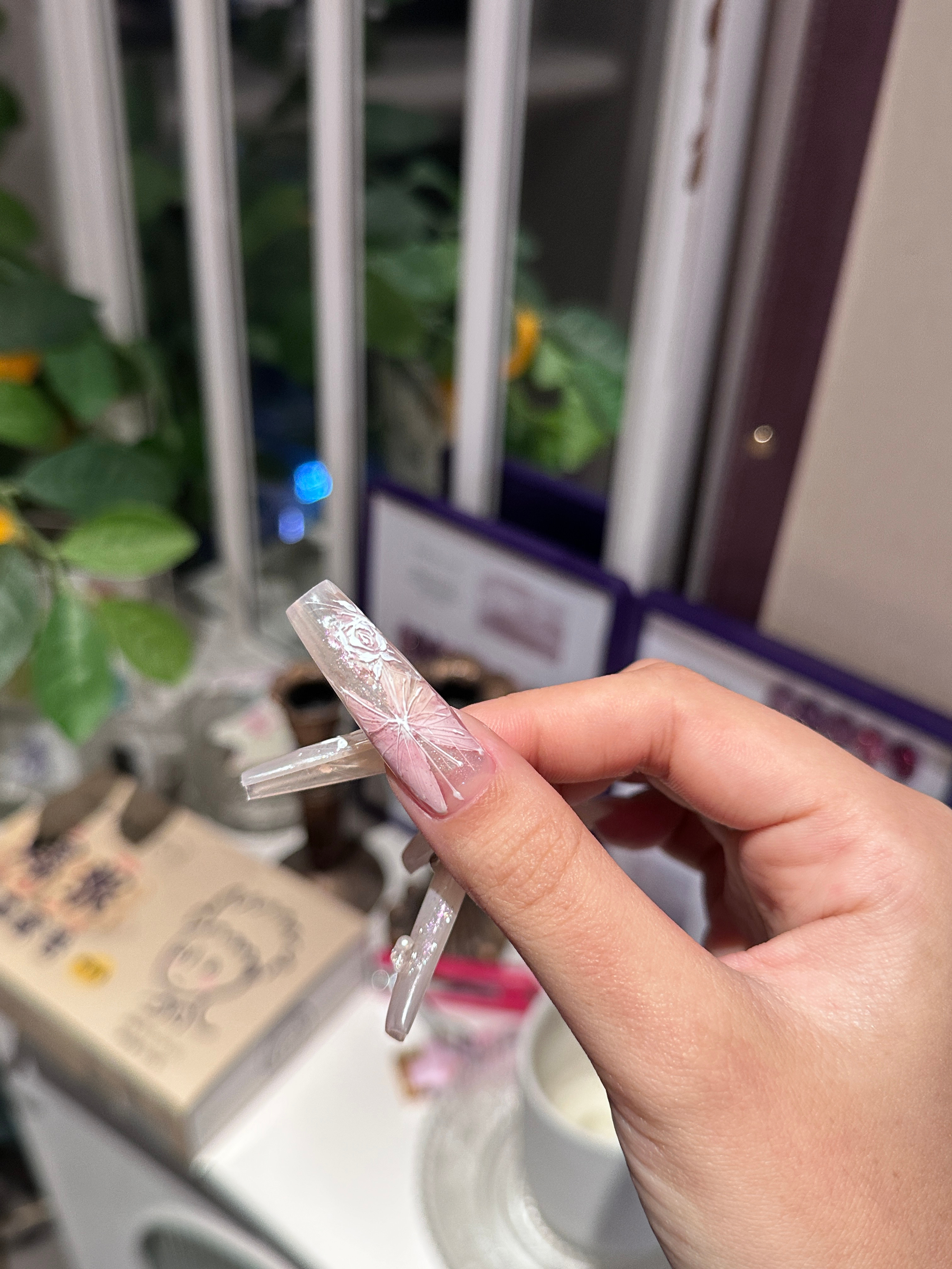 嘿嘿又换新美甲了。这次左边做了短甲。右边做的长甲啦啦啦。因为方便我打游戏嘿嘿。真